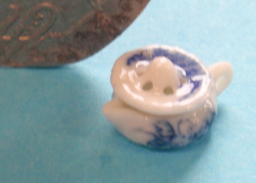 1/24th Scale Tiny Blue & White China Lemon Squeezer