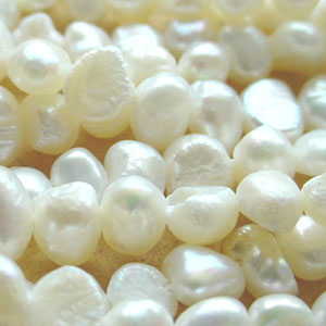 20 x  White Pearl Beads