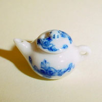 1/24th Scale Blue & White China Teapot